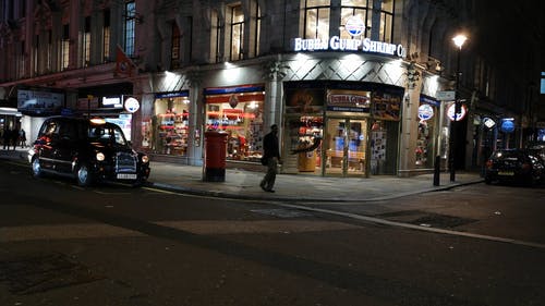 晚上在角街一家受欢迎的商店营业 · 免费素材视频