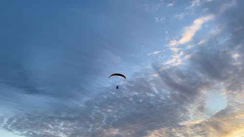 螺旋桨滑翔机在夕阳的天空中飞翔 · 免费素材视频