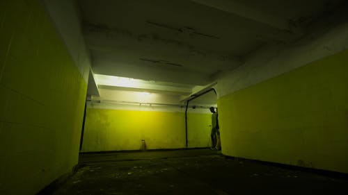 一对情侣在地下通道的走廊里走 · 免费素材视频