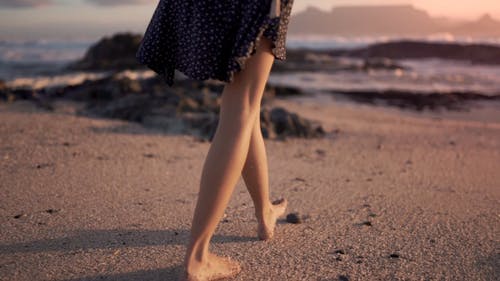 女人赤脚走在岸上 · 免费素材视频