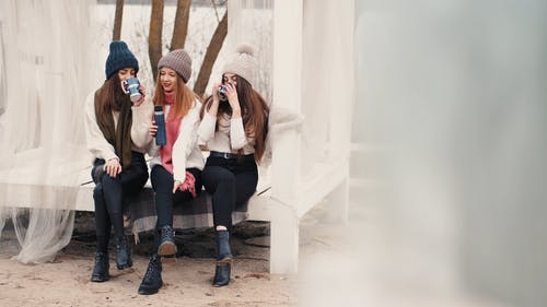 有关（顶部有小羊毛球的）羊毛帽子, 交叉的双腿, 喝的免费素材视频