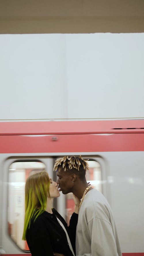 情侣接吻在地铁站 · 免费素材视频
