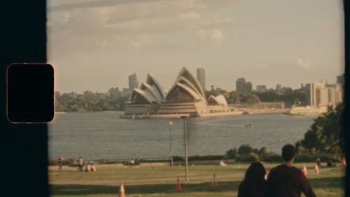 从港口的另一侧看悉尼歌剧院的景色 · 免费素材视频