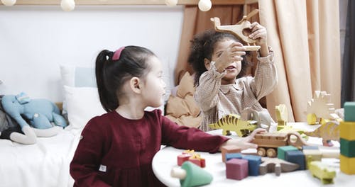 孩子们玩木制玩具机 · 免费素材视频