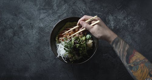 用筷子摘鲑鱼酱 · 免费素材视频