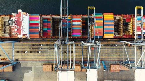 海港中使用的重型机械从货船上卸下集装箱 · 免费素材视频