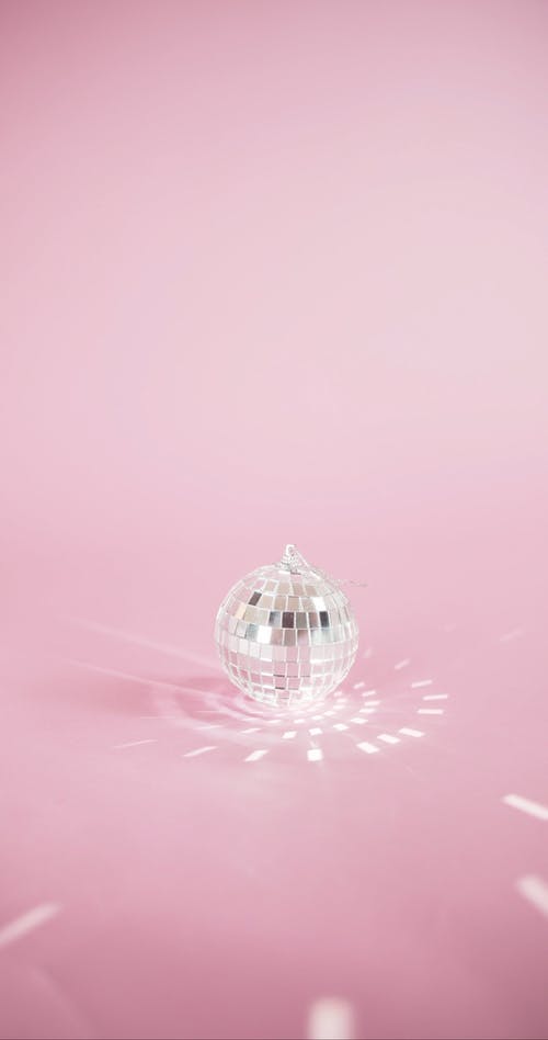 镜子球在粉红色的背景上 · 免费素材视频