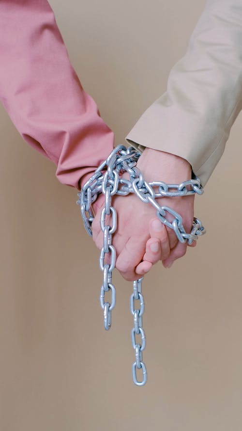 人们手牵着手拴在一起 · 免费素材视频
