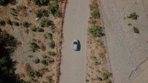 追踪荒野中道路上行驶的汽车 · 免费素材视频