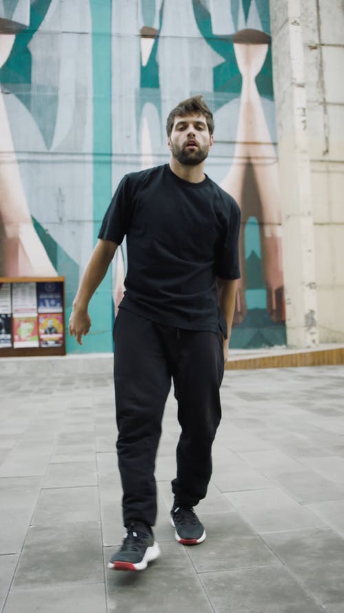 男子跳舞 · 免费素材视频