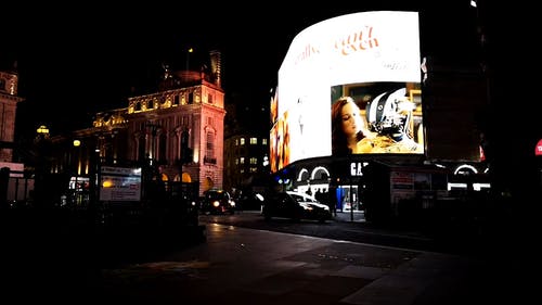运行中的巨型电子广告牌屏幕正在照亮伦敦的街道 · 免费素材视频