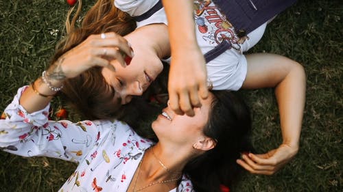 妇女躺在草地上吃草莓 · 免费素材视频