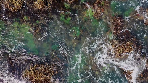 沿岸的粗糙岩层打破了海浪 · 免费素材视频