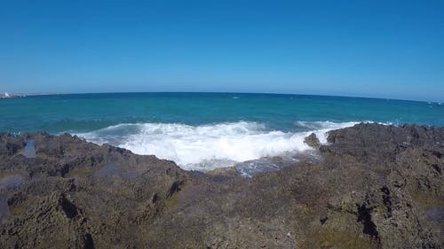 海浪冲向岩石 · 免费素材视频