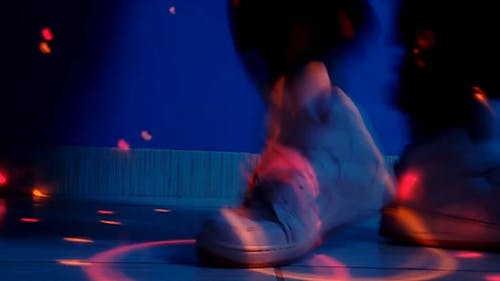 一个人在白色运动鞋的跳舞脚 · 免费素材视频