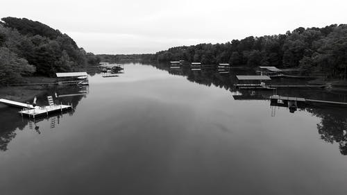一个湖与小岛在黑色和白色的无人机画面 · 免费素材视频