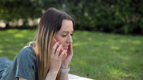 有关公园, 在电话上交谈, 女人的免费素材视频