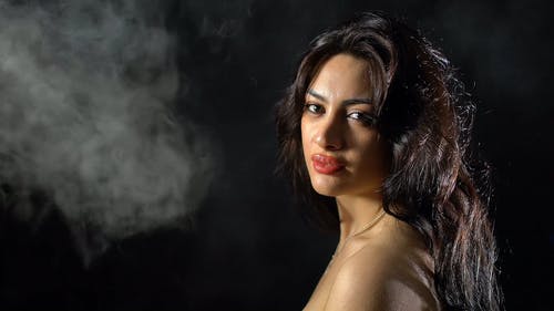 烟雾对合影留念的女模特的影响 · 免费素材视频