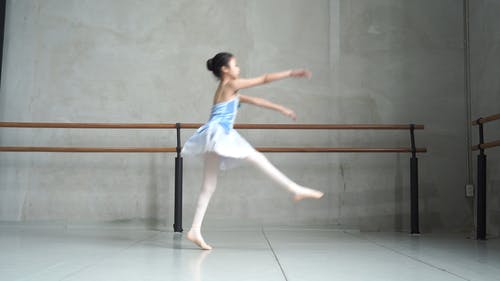 蓝色芭蕾舞短裙做芭蕾舞的女孩 · 免费素材视频