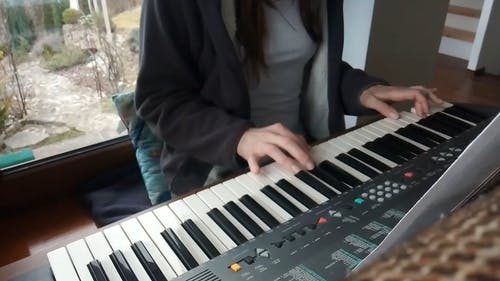 独自弹钢琴的女人 · 免费素材视频