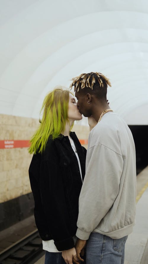 一对情侣在地铁站台上接吻 · 免费素材视频