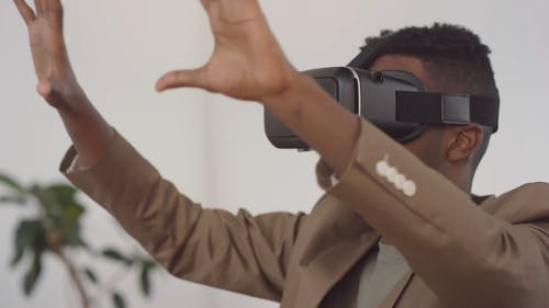 一名男子戴着虚拟手势用手打手势 · 免费素材视频