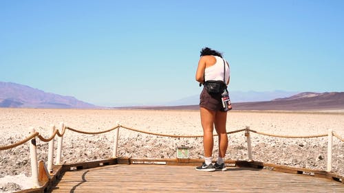 一个女人在沙漠里做自然摄影 · 免费素材视频