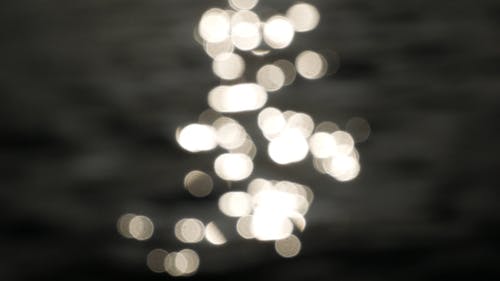 在水面上跳舞的白光点 · 免费素材视频