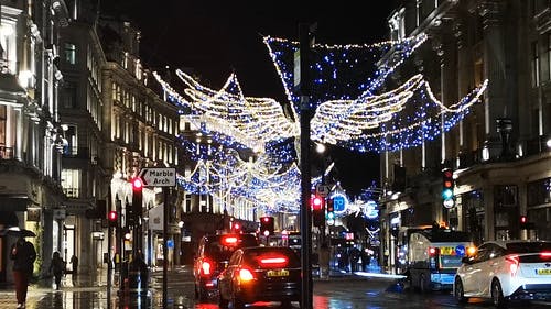 在伦敦摄政街的延伸部分显示的圣诞灯庆祝圣诞节 · 免费素材视频