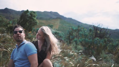 在田野上的浪漫情侣 · 免费素材视频