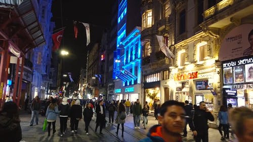 晚上在街上的人群 · 免费素材视频