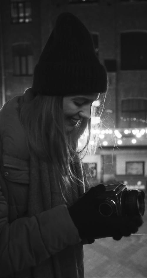 女摄影师设置她的老式相机 · 免费素材视频