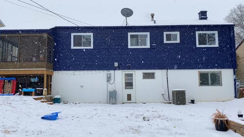 从家庭后院拍摄的大雪的画面 · 免费素材视频