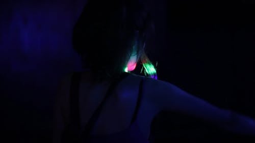 一个女人在一家夜总会跳舞 · 免费素材视频