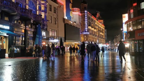 一群人交谈和站在伦敦莱斯特广场的一条街 · 免费素材视频