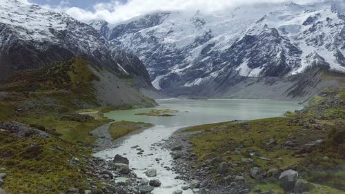 从山上融化的雪形成的河谷 · 免费素材视频