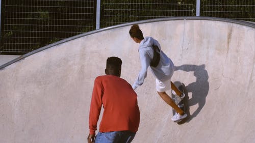 两个滑板手使用滑板公园坡道 · 免费素材视频