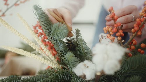 一个做花瓶的圣诞节装饰品的安排 · 免费素材视频
