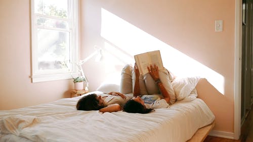 一对夫妇在床上读书 · 免费素材视频