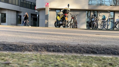 停在路边的自行车和摩托车 · 免费素材视频