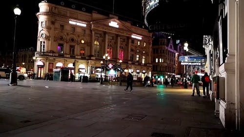 晚上在伦敦大街上行走的人 · 免费素材视频