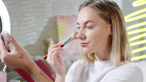 一个女人用刷子化妆 · 免费素材视频