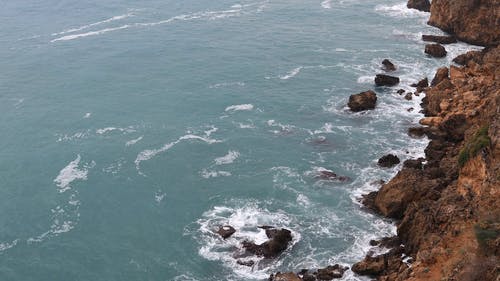 海浪撞到岸边的岩石 · 免费素材视频