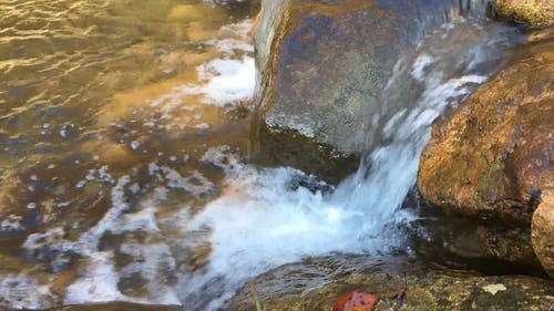岩石上的水流 · 免费素材视频