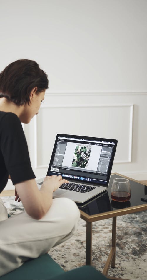 在桌子上工作一个女人的画面 · 免费素材视频