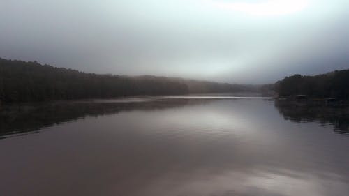 雾蒙蒙的一天湖与平静的水面 · 免费素材视频