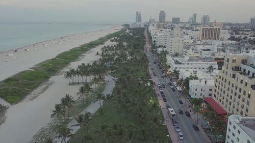 在城市旁边的海滩的航拍 · 免费素材视频