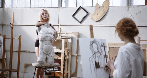 艺术家在雕塑后面画一个女人 · 免费素材视频