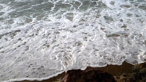 强风波冲刷了海岸的岩层 · 免费素材视频