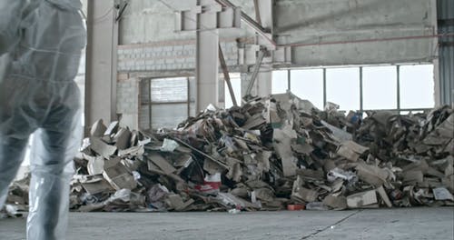 有毒仓库内收集的垃圾和杂物 · 免费素材视频